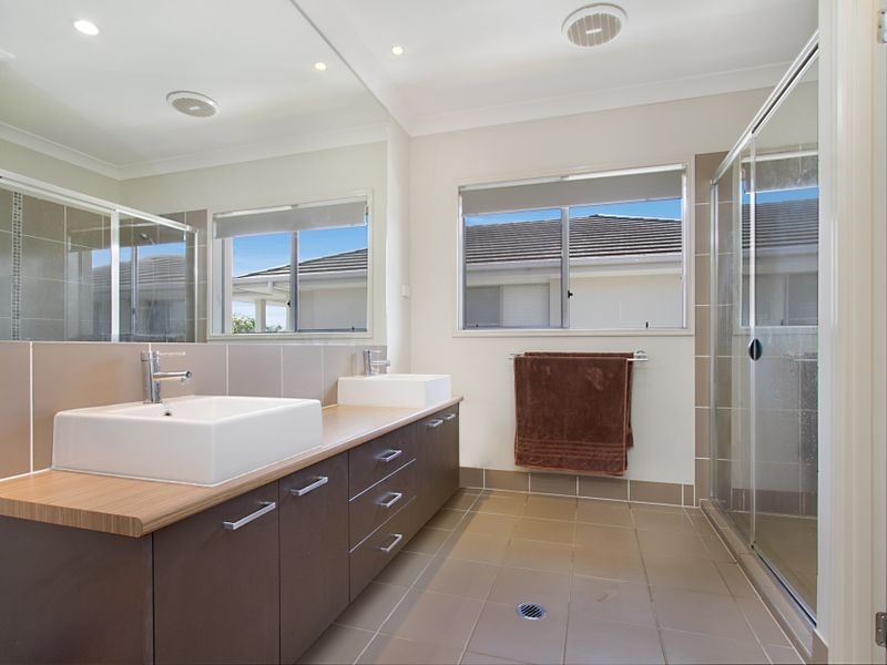 7 Edgewater Place, Helensvale QLD 4212