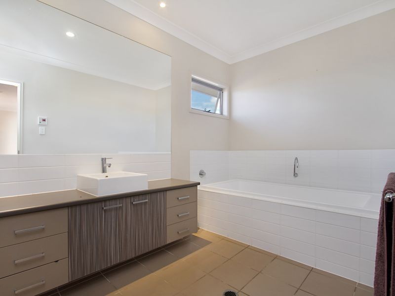 7 Edgewater Place, Helensvale QLD 4212