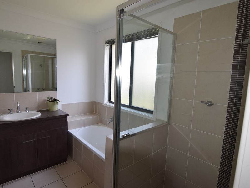 27 Cobb & Co Drive, Oxenford QLD 4210