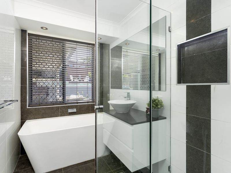 28 Armidale Crescent, Helensvale QLD 4212