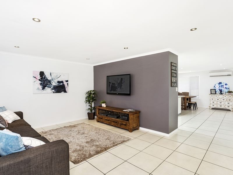 28 Armidale Crescent, Helensvale QLD 4212