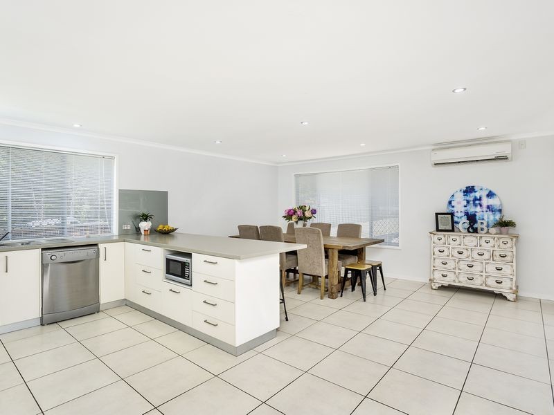 28 Armidale Crescent, Helensvale QLD 4212