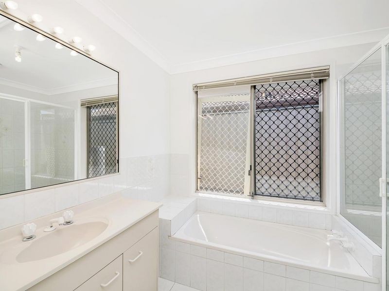 15 Barradine Crescent, Helensvale QLD 4212