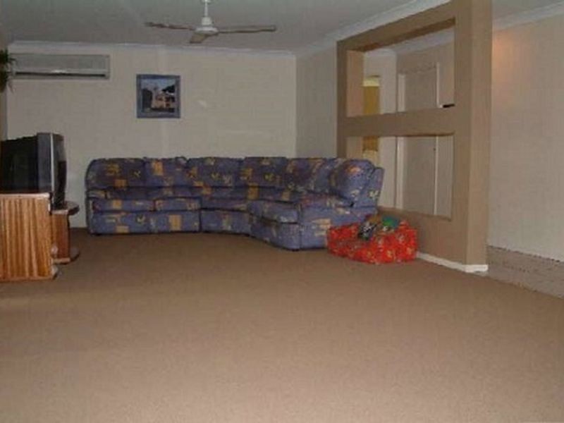 8 Polynesia Crescent, Pacific Pines QLD 4211