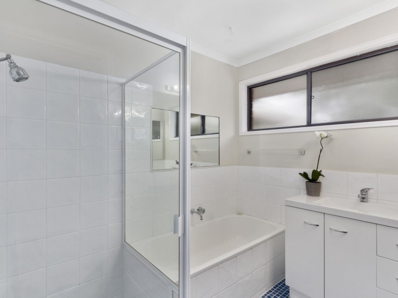 8 Barradine Crescent, Helensvale QLD 4212