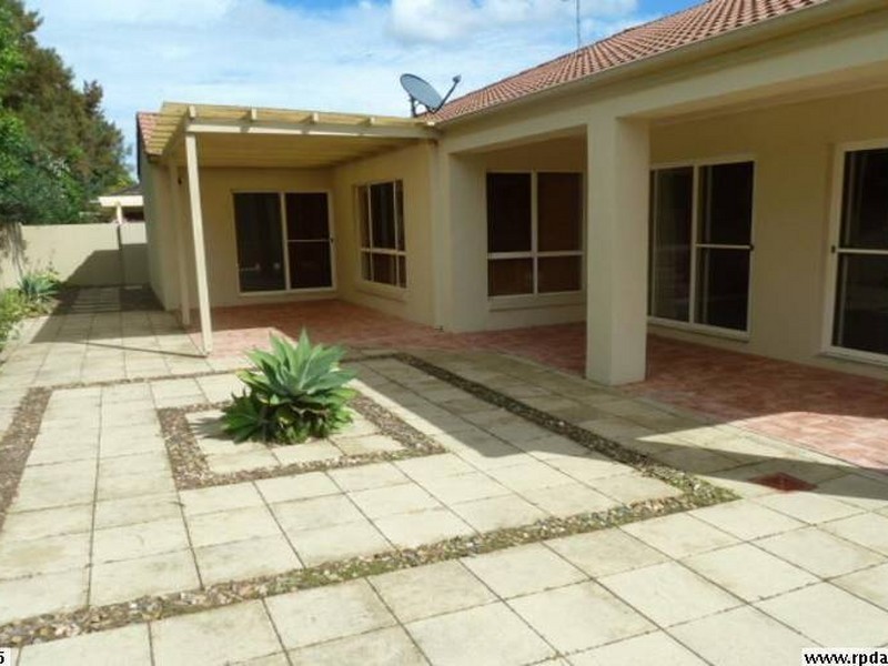 20 Oyster Cove Promenade, Helensvale QLD 4212