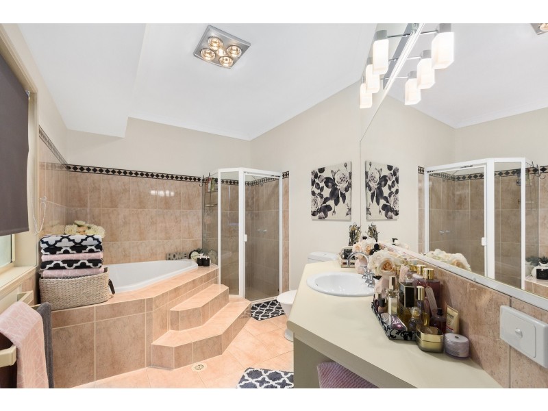 27 Cootharaba Drive, Helensvale QLD 4212