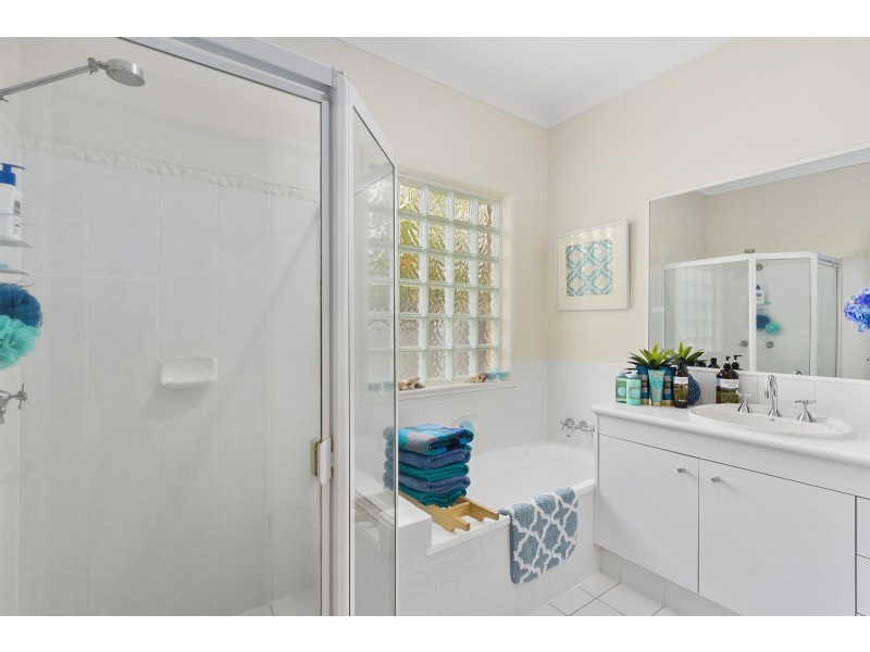 27 Cootharaba Drive, Helensvale QLD 4212