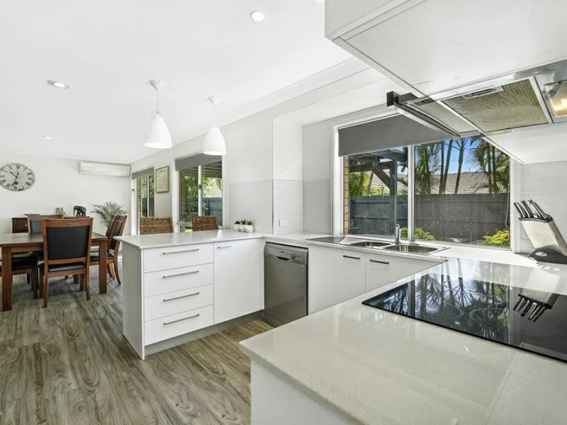 5 Rosswood Court, Helensvale QLD 4212