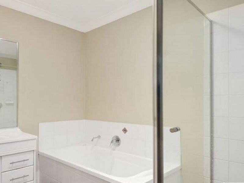 1/1 Ainsworth Street, Pacific Pines QLD 4211