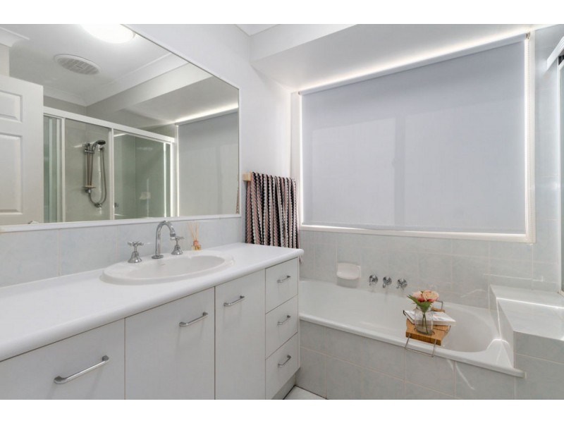 158 Mildura Drive, Helensvale QLD 4212