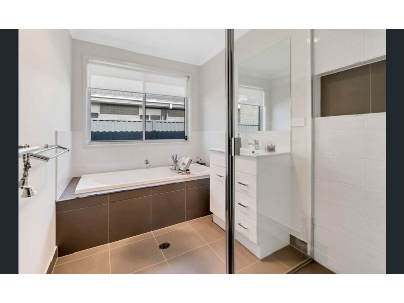 33 Greencastle Parade, Maudsland QLD 4210