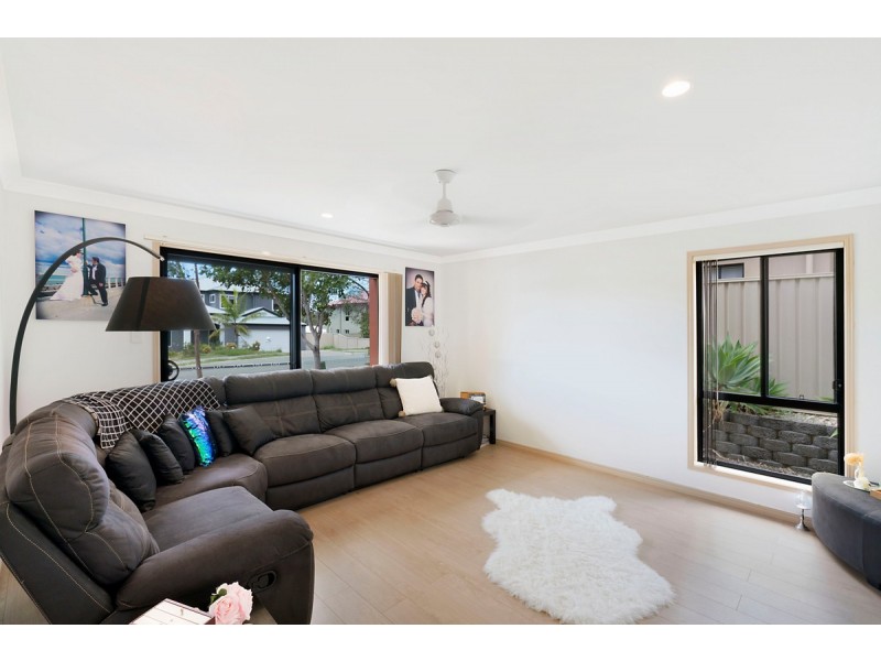 13 Caragh Crescent, Oxenford QLD 4210