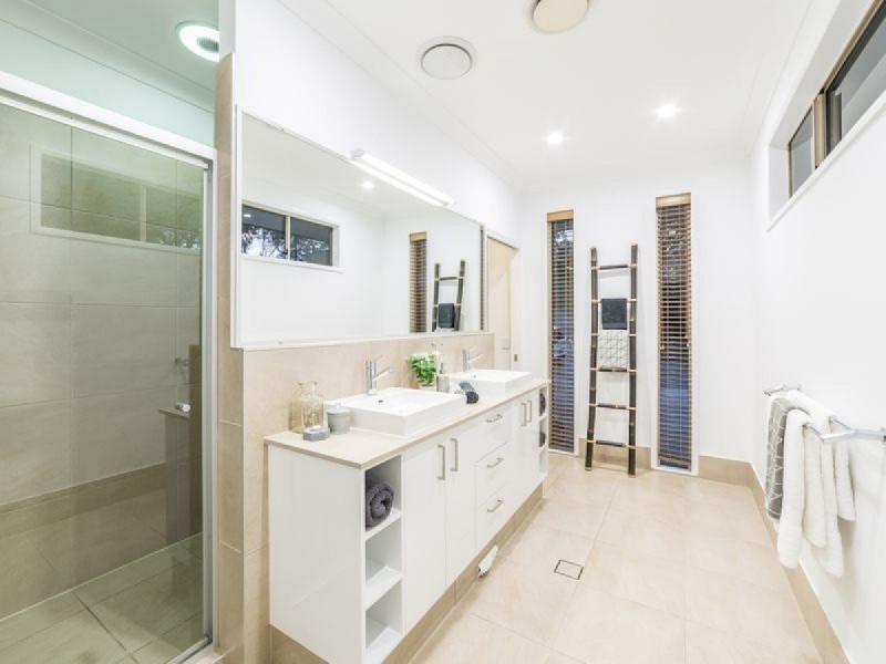 18B Uplands Drive, Parkwood QLD 4214