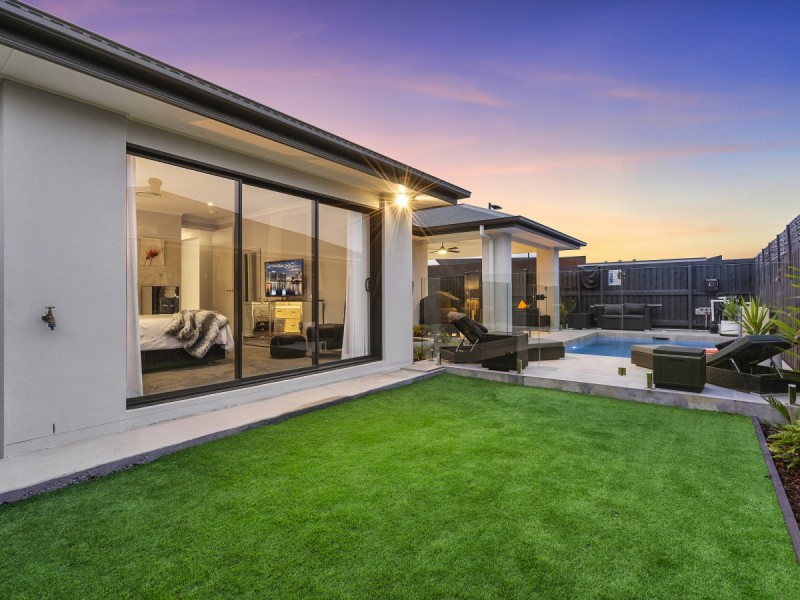 18 Emerald Drive, Helensvale QLD 4212