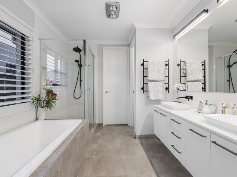 18 Emerald Drive, Helensvale QLD 4212