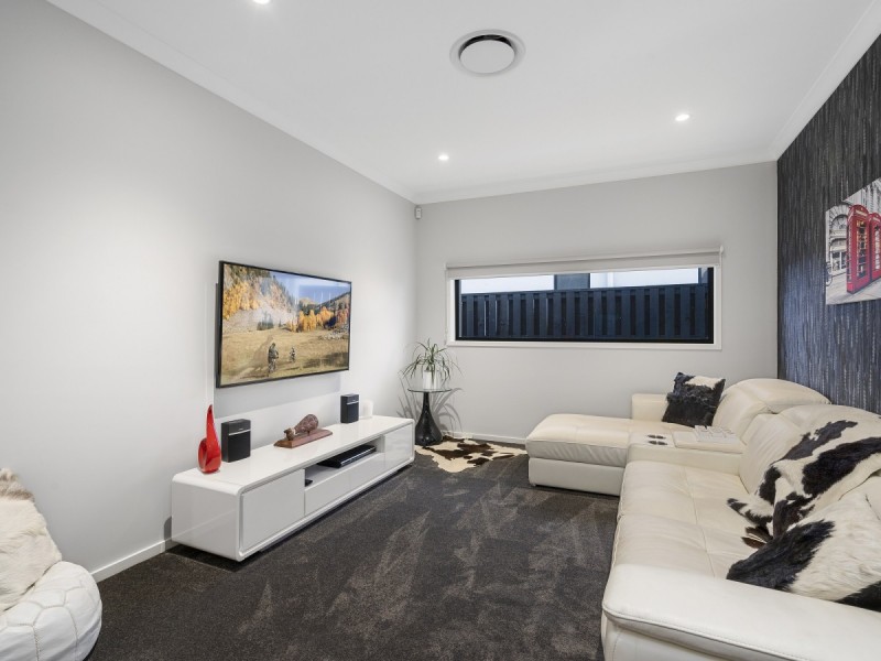 18 Emerald Drive, Helensvale QLD 4212