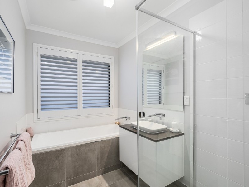 18 Emerald Drive, Helensvale QLD 4212