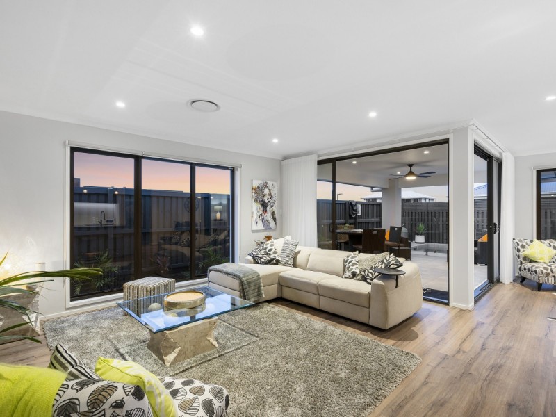 18 Emerald Drive, Helensvale QLD 4212