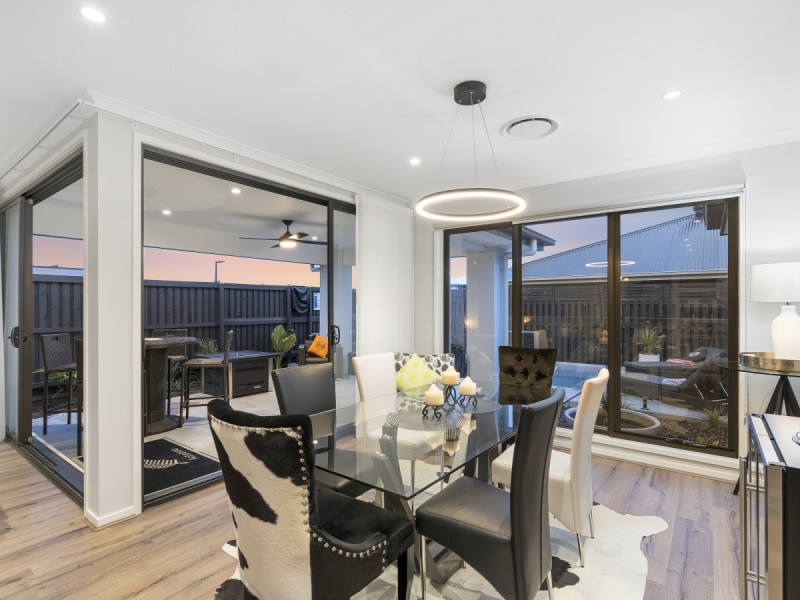 18 Emerald Drive, Helensvale QLD 4212