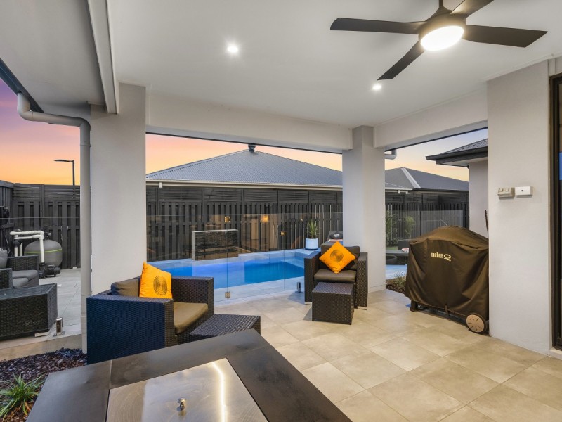 18 Emerald Drive, Helensvale QLD 4212