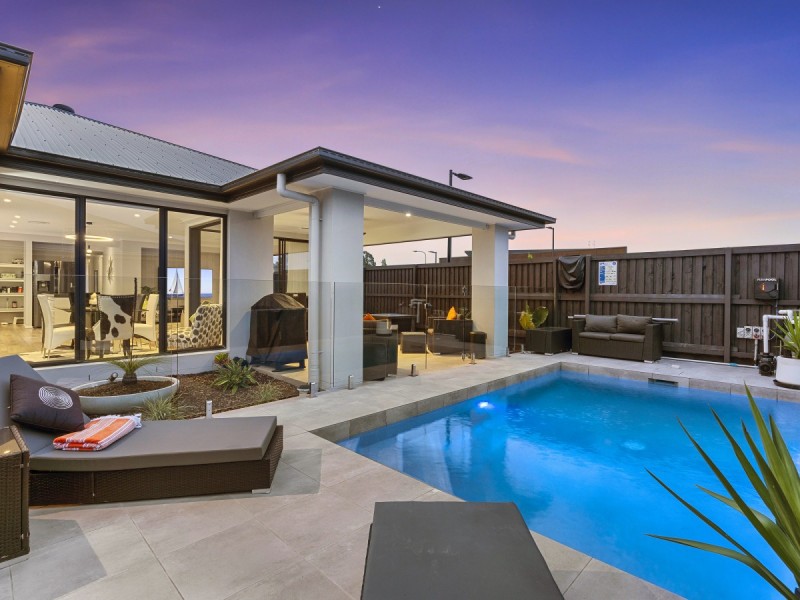 18 Emerald Drive, Helensvale QLD 4212