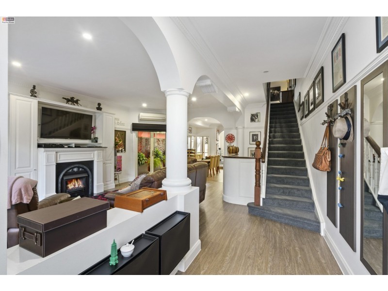 2/35 Peak Avenue, Main Beach QLD 4217