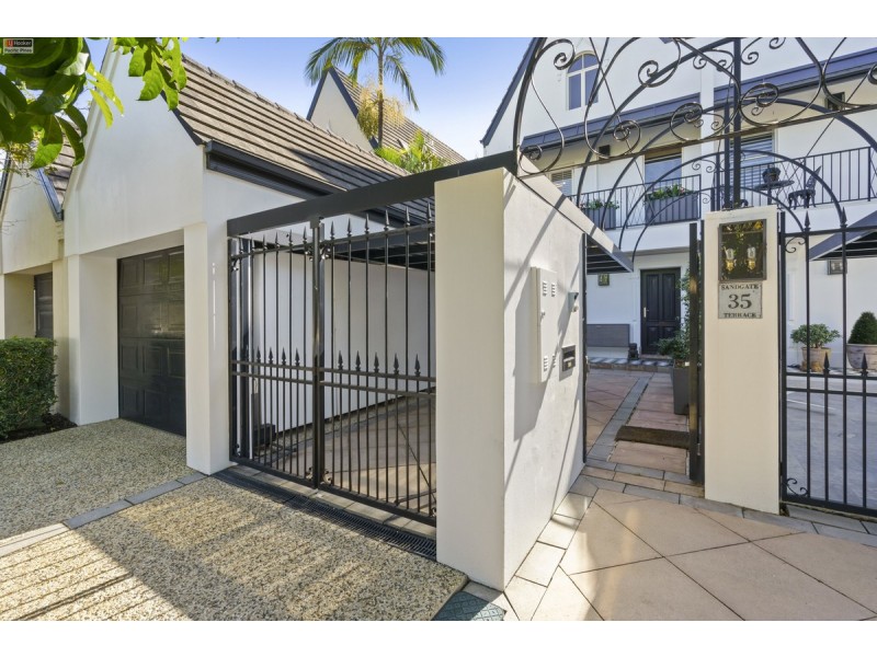 2/35 Peak Avenue, Main Beach QLD 4217