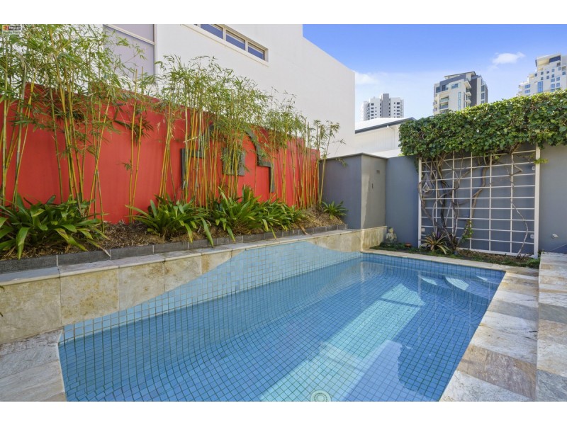 2/35 Peak Avenue, Main Beach QLD 4217