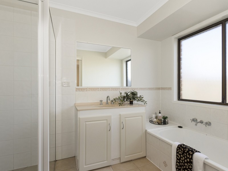 8 Armidale Crescent, Helensvale QLD 4212