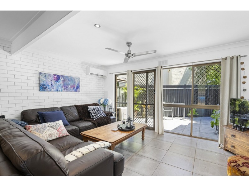 2/11 Orvieto Avenue, Mermaid Waters QLD 4218