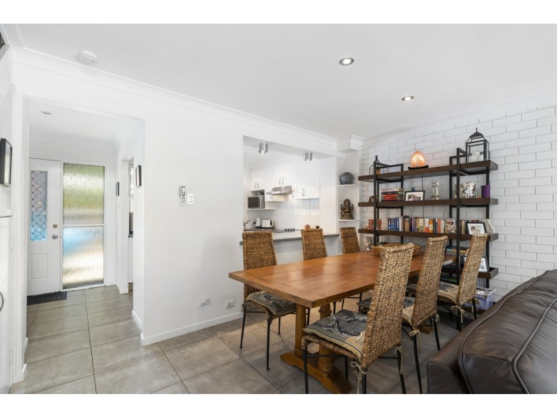 2/11 Orvieto Avenue, Mermaid Waters QLD 4218