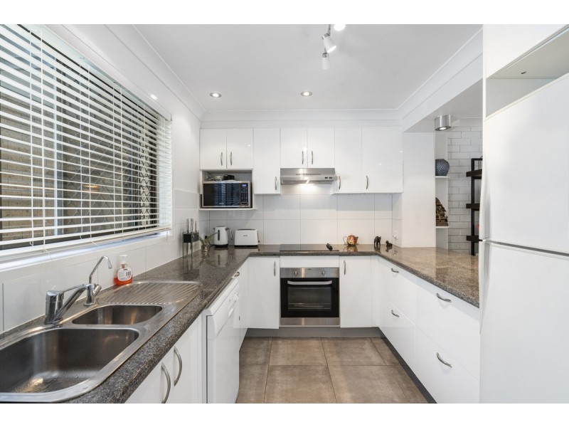 2/11 Orvieto Avenue, Mermaid Waters QLD 4218