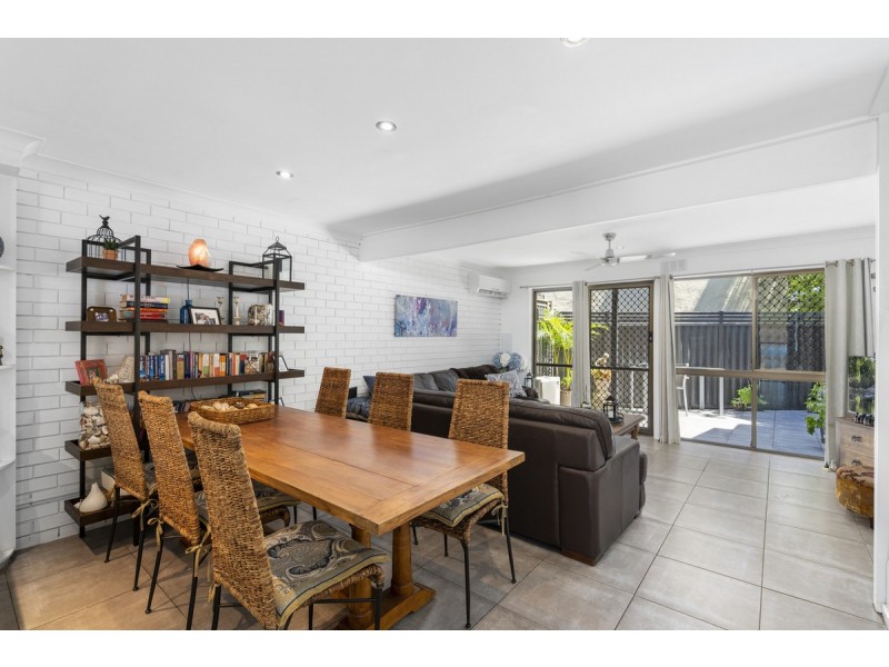 2/11 Orvieto Avenue, Mermaid Waters QLD 4218