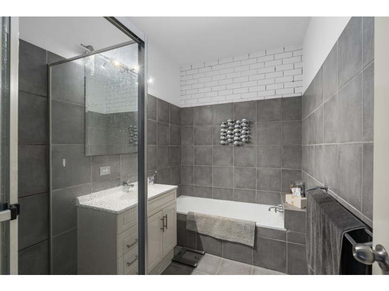 2/11 Orvieto Avenue, Mermaid Waters QLD 4218