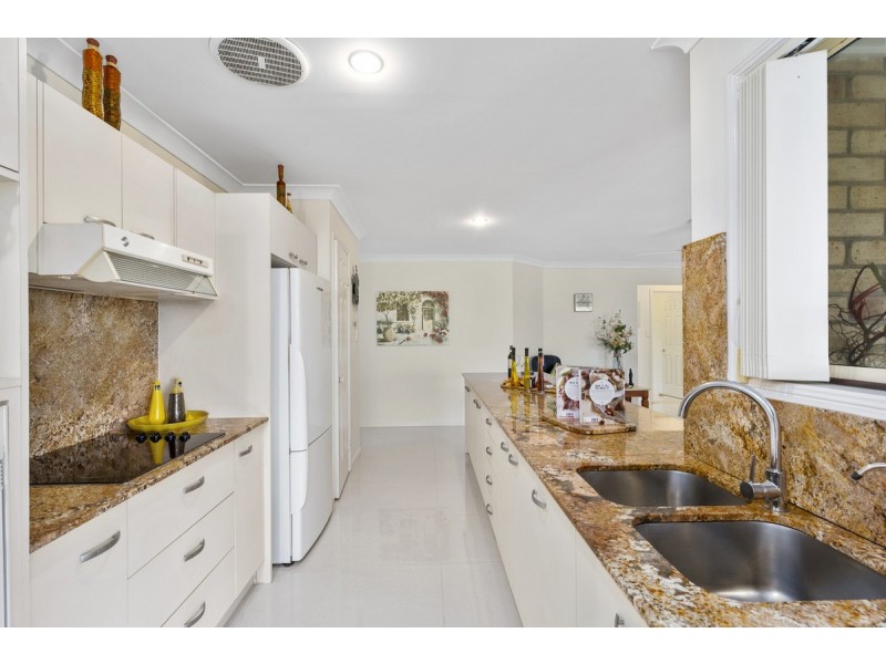 5 Motu Close, Pacific Pines QLD 4211