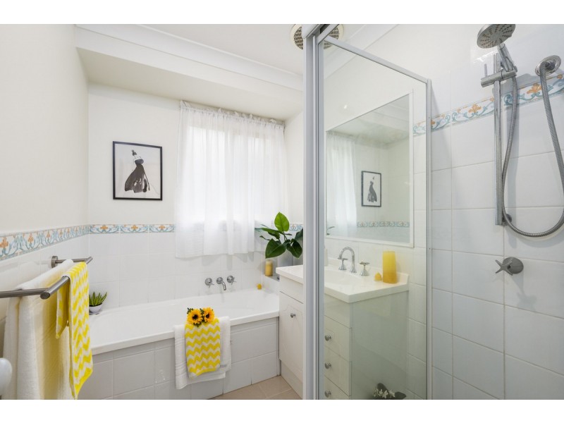 5 Motu Close, Pacific Pines QLD 4211