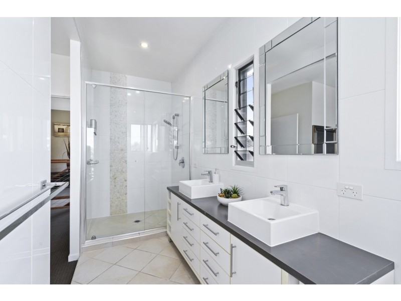 1/3 Nankeen Avenue, Paradise Point QLD 4216