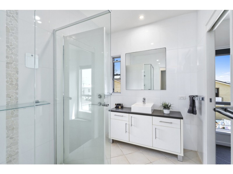 1/3 Nankeen Avenue, Paradise Point QLD 4216