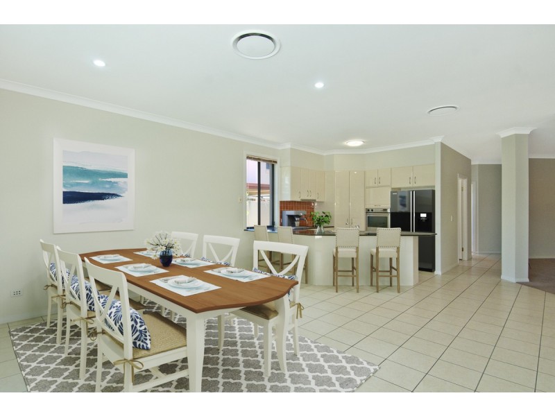 11 Waterside Esplanade, Helensvale QLD 4212