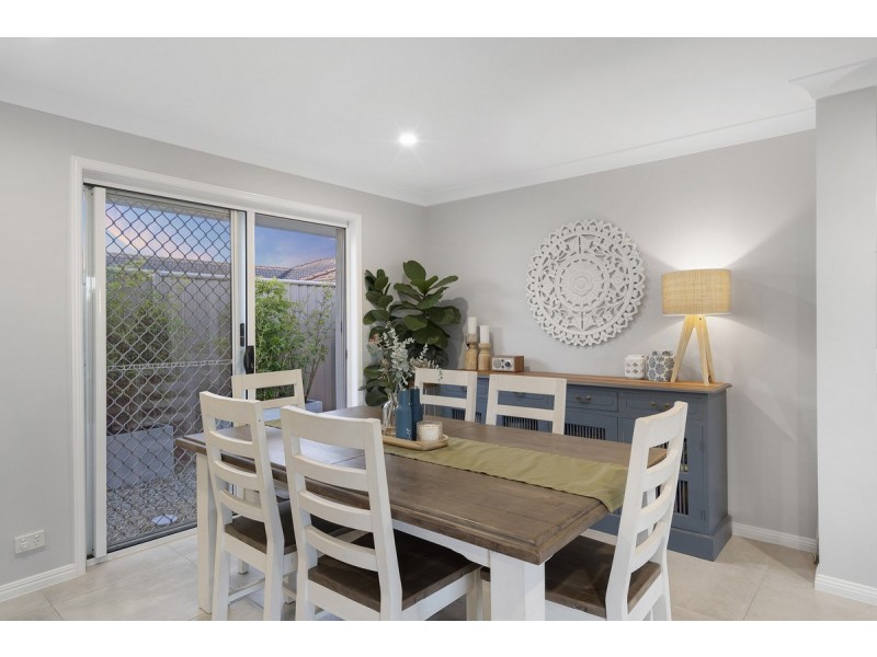 8 Elanda Place, Helensvale QLD 4212