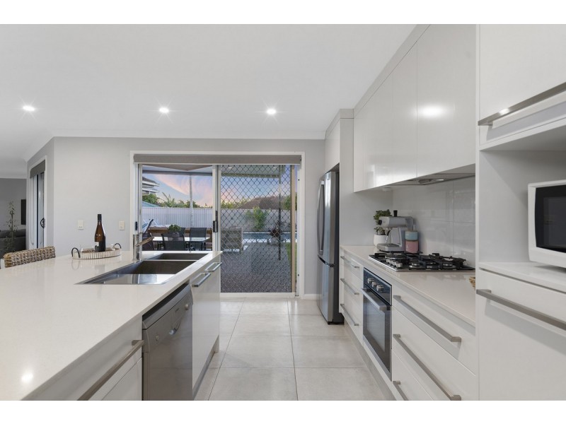 8 Elanda Place, Helensvale QLD 4212