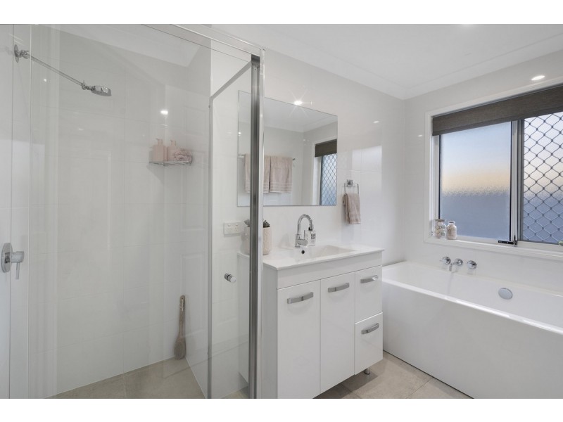 8 Elanda Place, Helensvale QLD 4212