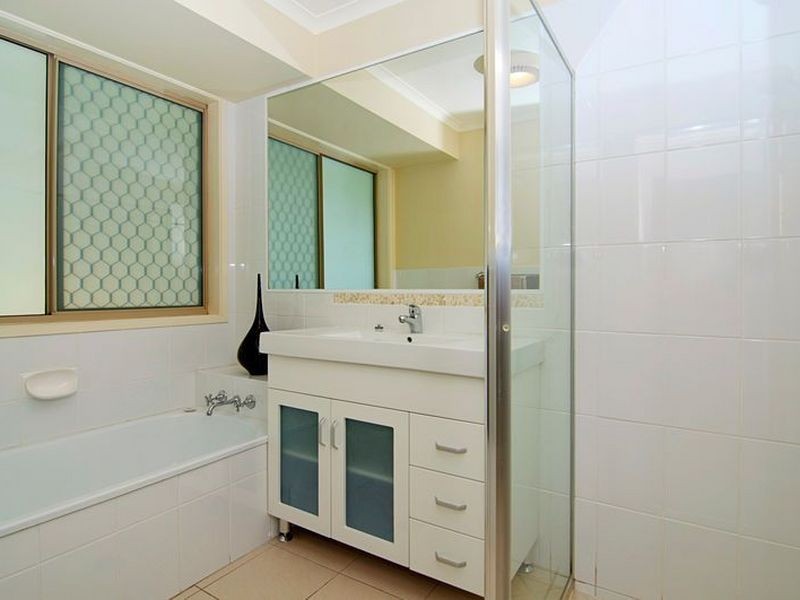 18 Adaminaby Drive, Helensvale QLD 4212