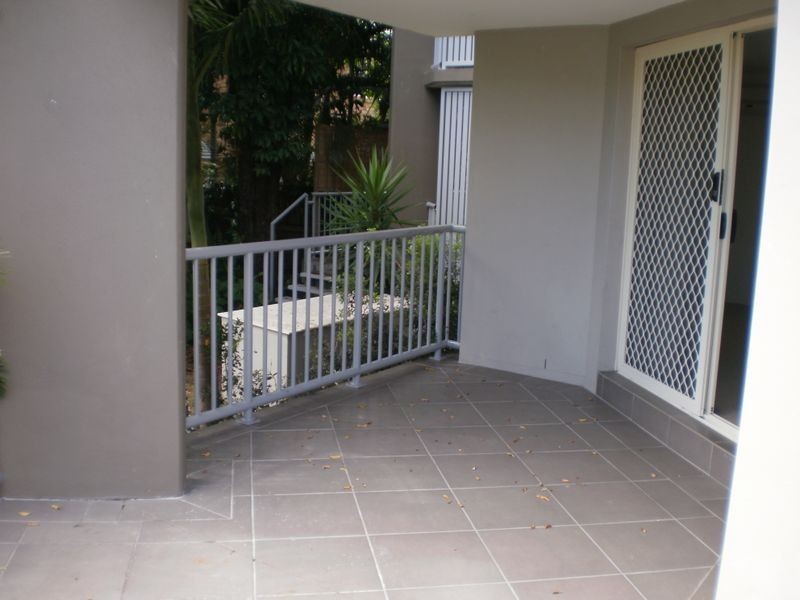 2/131 Muir Street, Labrador QLD 4215