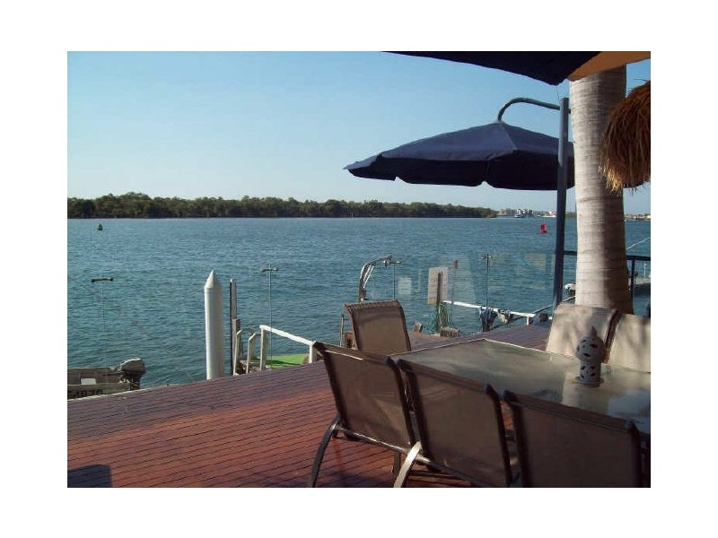 13 Beardsley Court, Paradise Point QLD 4216