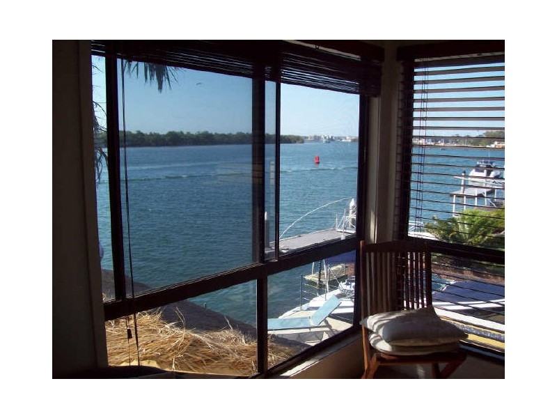 13 Beardsley Court, Paradise Point QLD 4216