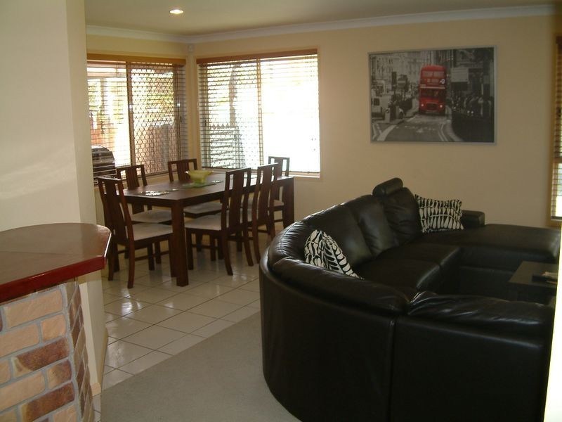 8 Balranald Court, Helensvale QLD 4212