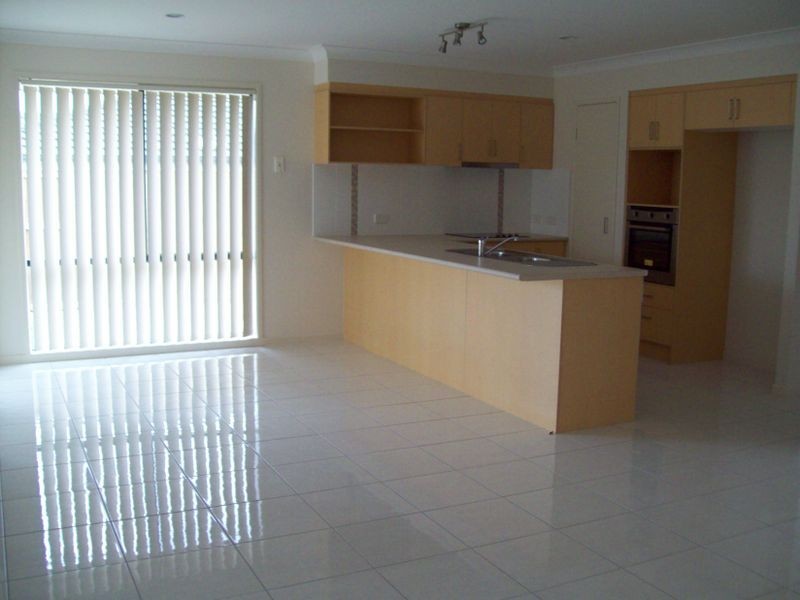 33 Shoalhaven Avenue, Pacific Pines QLD 4211