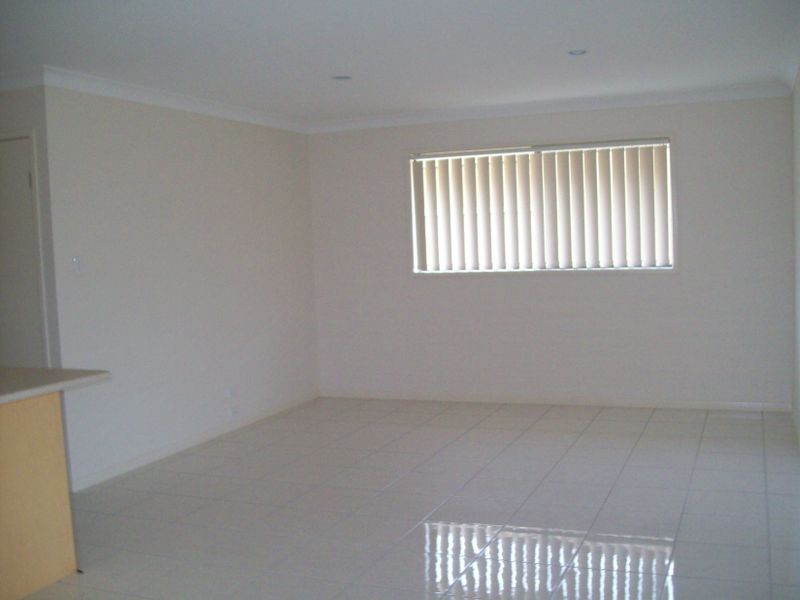 33 Shoalhaven Avenue, Pacific Pines QLD 4211